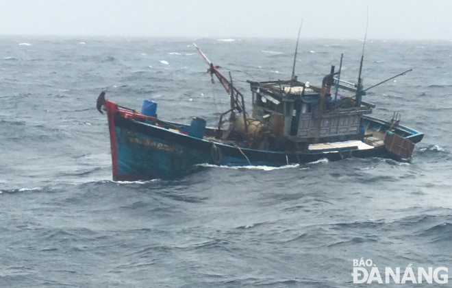 Một tàu cá bị chìm khi vào bờ tránh gió mạnh, 4 ngư dân được cứu