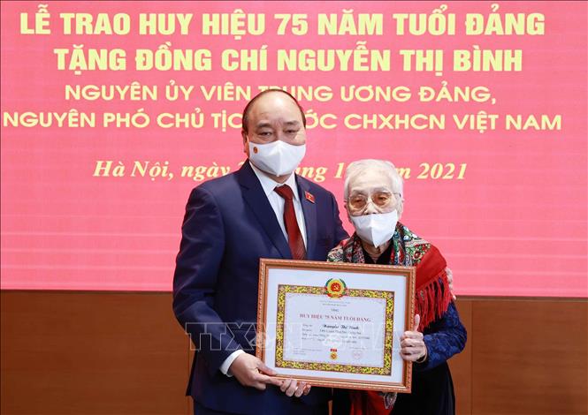 Chủ tịch nước Nguyễn Xuân Phúc trao Huy hiệu 75 năm tuổi Đảng cho nguyên Phó Chủ tịch nước Nguyễn Thị Bình