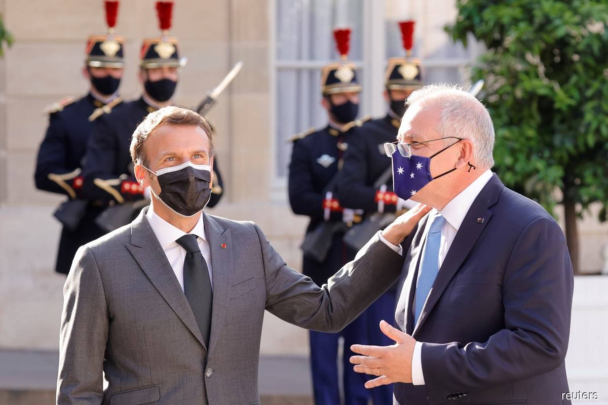 Tổng thống Pháp Emmanuel Macron (trái) chào đón Thủ tướng Úc Scott Morrison trước Điện Élysée ở thủ đô Paris ngày 15-6-2021. Giờ đây, quan hệ Pháp - Úc đang căng thẳng vì thương vụ tàu ngầm. Ảnh: Reuters	