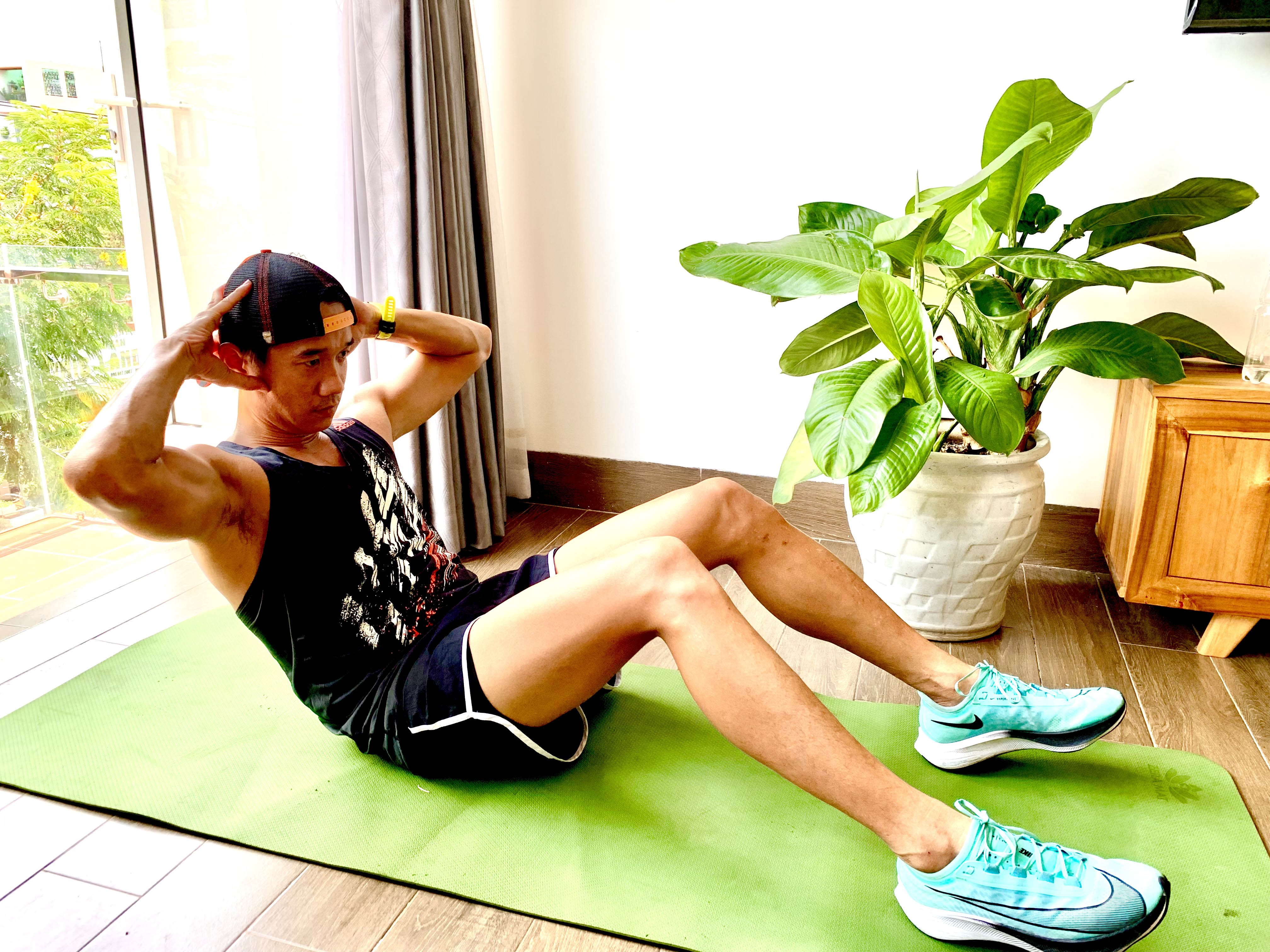 Anh Võ Quốc Tuân (ảnh), một trong những thành viên của Danang Triathlon, vẫn duy trì tập luyện tại nhà như một thói quen vào những ngày Đà Nẵng thực hiện giãn cách toàn thành phố. Ảnh: Nhân vật cung cấp