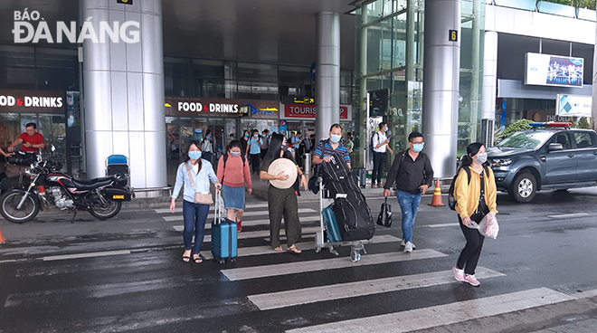 The Ministry of Transport has just allowed aviation activities to temporarily resume operations in localities where the social distancing rules were eased, provided safety measures against COVID-19 must be put in place. Photo: THANH LAN 