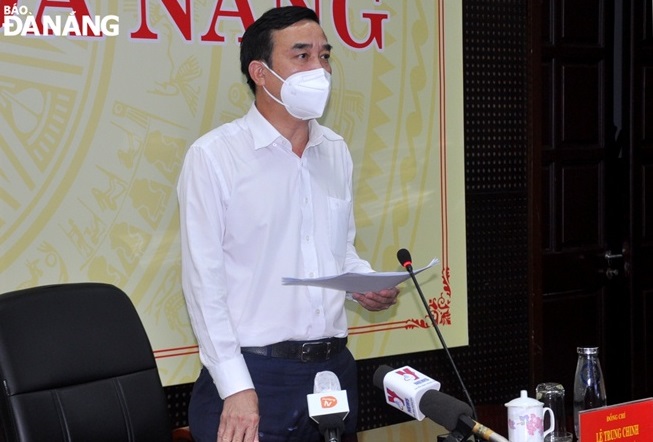 Municipal People’s Committee Chairman Le Trung Chinh delivers his instructions at the Da Nang COVID-19 Monitoring Committee’s regular meeting on Thursday afternoon.  Photo: LE HUNG