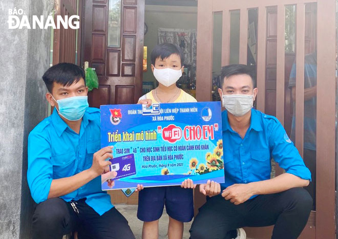 Thanh niên xã Hòa Phước trao tặng sim 4G cho học sinh khó khăn. Ảnh: Đ.T