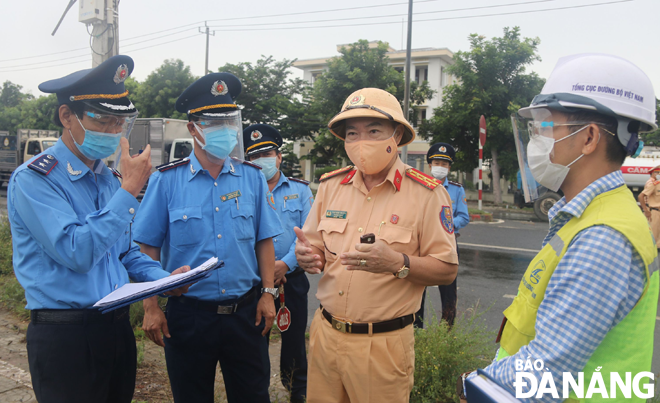 Officials from the No.3 Road Administration Department are working with Da Nang taskforce to conduct a site inspection at entry point in the south of the city. Photo: PHUONG UYEN