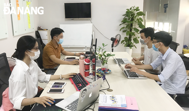 Staff of Jobchat Joint Stock Company conducts online transactions with customers. Photo: M.QUE.