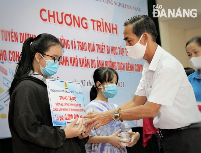 Mr Pham Van Hoa, Deputy Secretary of the Party Committee of the Authority of Da Nang Hi-Tech Park and Industrial Zones (right) donating smartphones to students in difficult circumstances. Photo: L.P