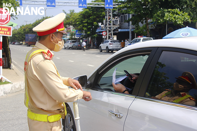 Functional forces at a checkpoint on Tran Dai Nghia Street, Ngu Hanh Son District) check road users’ negative SARS-CoV-2 test results, October 2, 2021. Photo: XUAN DUNG