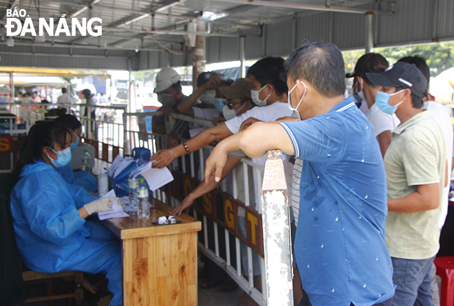  The people do mandatory procedures when passing through a Da Nang’s gateway checkpoint, October 2, 2021. Photo: XUAN DUNG