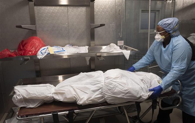 Chuyển thi thể bệnh nhân tử vong do COVID-19 tại Maryland, Mỹ. Ảnh: AFP/ TTXVN