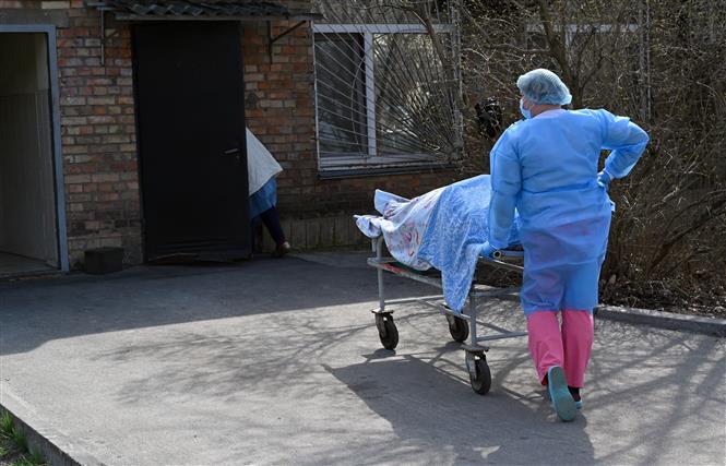 Chuyển thi thể bệnh nhân tử vong do COVID-19 tại bệnh viện ở Kiev, Ukraine, ngày 9/4/2021. Ảnh: AFP/ TTXVN