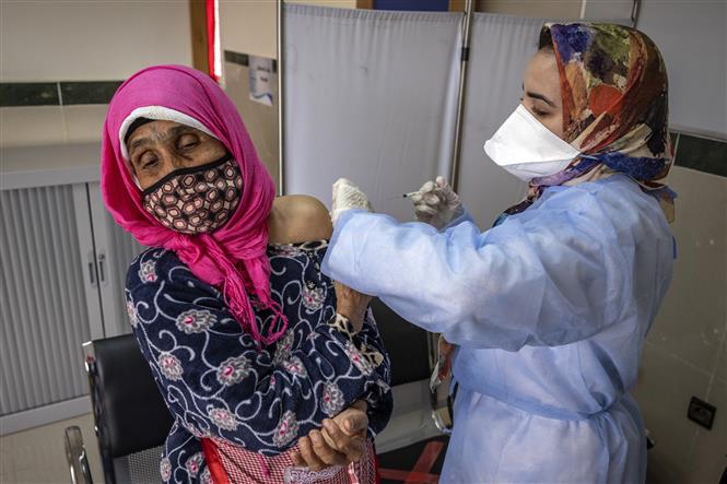 Nhân viên y tế tiêm vaccine ngừa COVID-19 tại Sale, Maroc. Ảnh: AFP/TTXVN