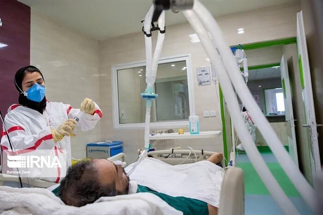 Điều trị cho bệnh nhân nhiễm COVID-19 tại bệnh viện ở Tehran, Iran. Ảnh: IRNA/TTXVN