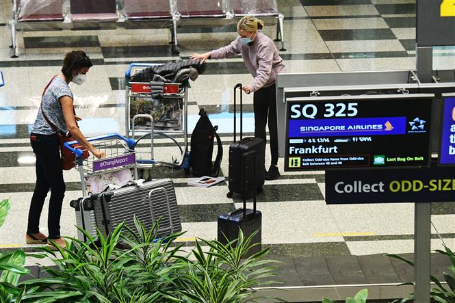 Hành khách tại sân bay quốc tế Changi, Singapore, ngày 8/9/2021. Ảnh: THX/ TTXVN