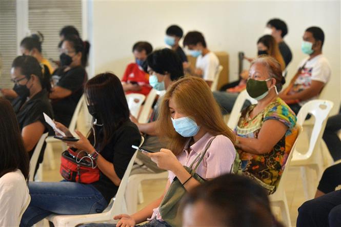 Nhân viên y tế tiêm vaccine phòng COVID-19 cho người dân tại Bangkok, Thái Lan, ngày 23/9/2021. Ảnh: THX/TTXVN