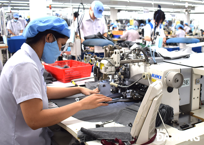 Da Nang exporters have gradually affirmed their prestige and brand in domestic and foreign markets. Workers are seen at the 29-3 Textile and Garment JSC. Photo: KHANH HOA
