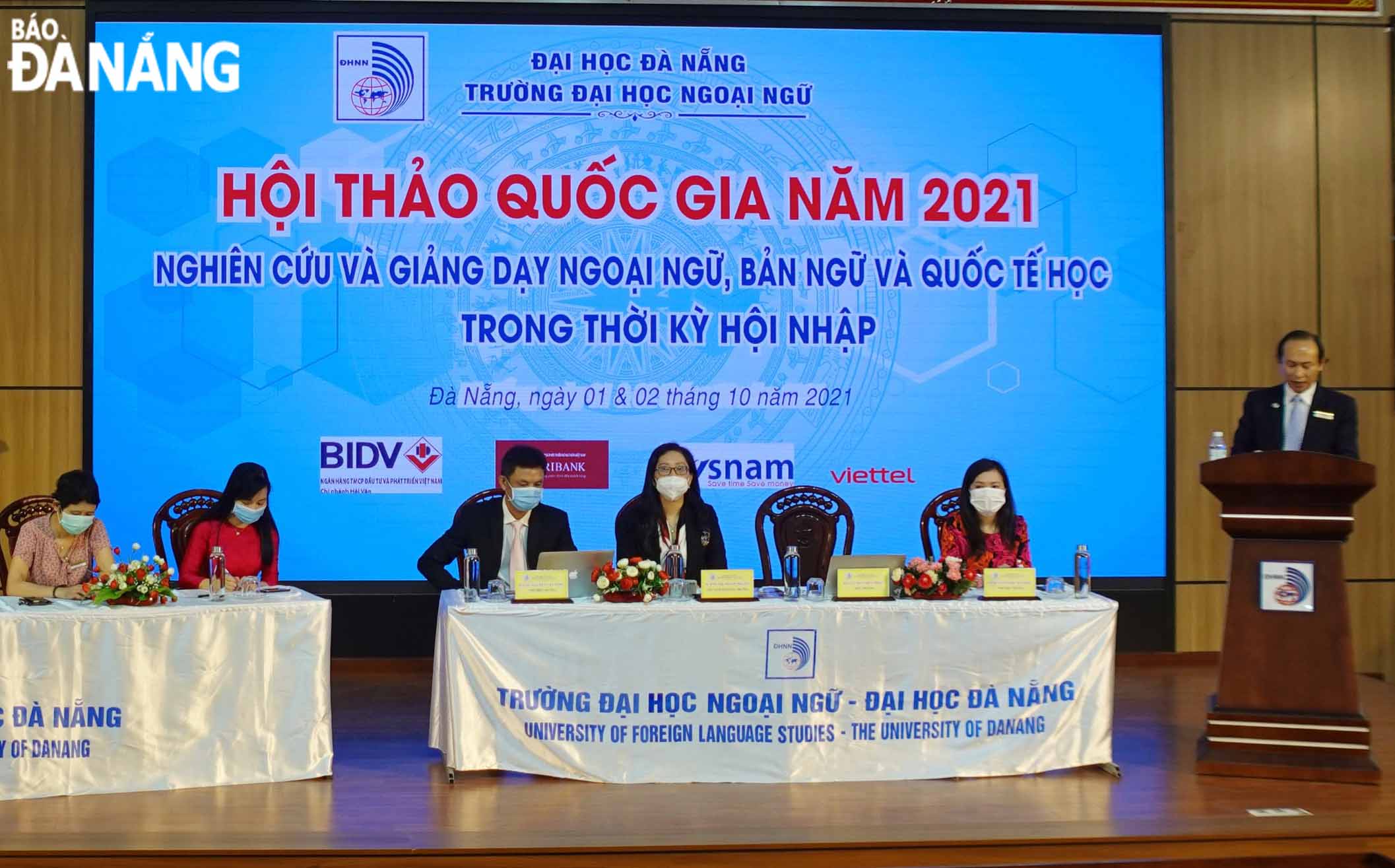 Assoc. Prof. Dr. Tran Huu Phuc, the Rector of the Da Nang University of Foreign Language Studies cum Head of the event's organising board, delivering opening speech at the event. Photo: NGOC HA 