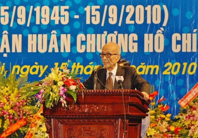 Giáo sư Vũ Khiêu phát biểu tại Lễ kỷ niệm 65 năm ngày thành lập Thông tấn xã Việt Nam (15/9/1945 - 15/9/2010) và đón nhận Huân chương Hồ Chí Minh (lần 2), ngày 15/9/2010. Ảnh: Doãn Tấn/TTXVN