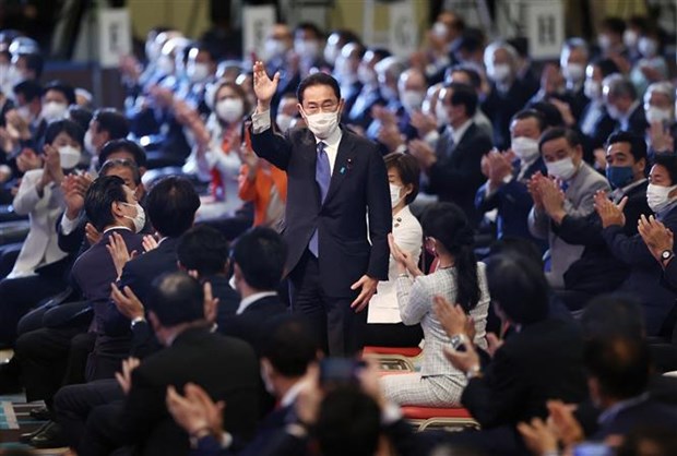 Ông Fumio Kishida (trung tâm) vượt qua 3 ứng cử viên khác để giành chiến thắng trong cuộc đua vào chiếc ghế chủ tịch đảng Dân chủ Tự do cầm quyền (LDP), sau 2 vòng bỏ phiếu của LDP diễn ra vào ngày 29/9/2021. (Ảnh: AFP/TTXVN)