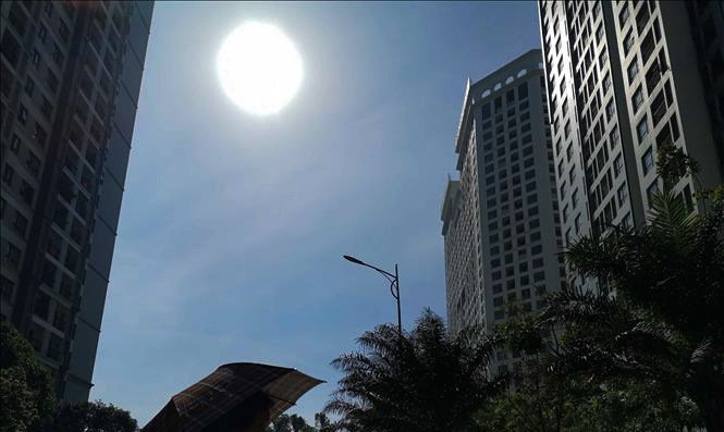 High to very high UV levels are predicted today, October 3, for many Vietnamese localities. Da Nang on Sunday has the highest levels of UV radiation in Viet Nam, reaching 8.7. Photo: TTXVN