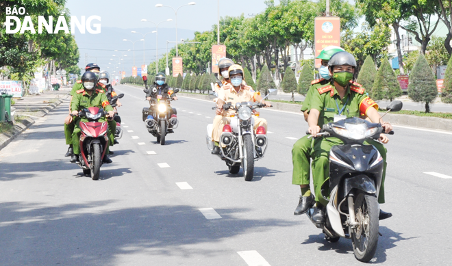 The officers on the Rapid Response Team patrolling in Hoa Tho Tay Ward, Cam Le District to enforce COVID-19 rules for local residents. Photo: LE HUNG