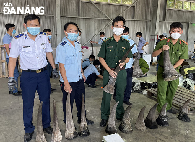 Major Pham Dinh An (third, left) participates in the fight against smuggling and commercial fraud at Tien Sa Port. Photo: HONG QUANG