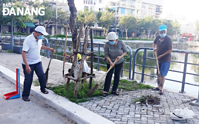 War veterans in Thanh Khe District’s Vinh Trung Ward cleaning up around the Vinh Trung Lake