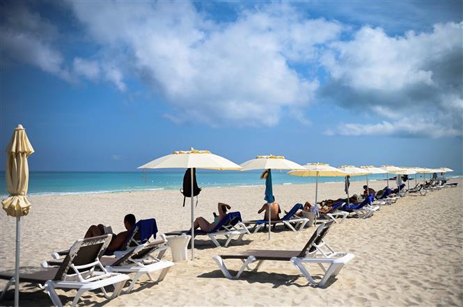 Thủ đô La Habana (Cuba) mở cửa lại bãi biển và bể bơi, du khách tới nghỉ tại bãi biển ở Varadero, Cuba ngày 3/9/2021. Ảnh: AFP/TTXVN