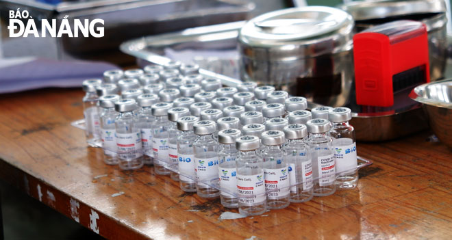 Theo Sở Y tế, tính đến ngày 4-10, Đà Nẵng đã tiếp nhận 847.706 liều vắc-xin, tổ chức tiêm 816.695 liều, trong đó 725.448 người tiêm mũi 1 và 91.247 người tiêm mũi 2. Ảnh: PHAN CHUNG