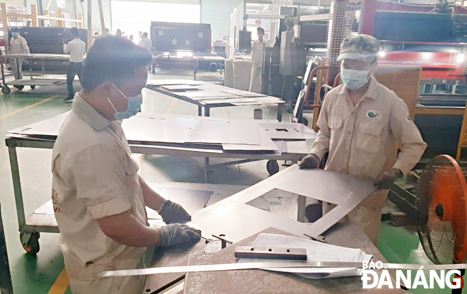  Da Nang will implement many specific solutions to make supporting industries record more development strides in the coming time. Production activities are seen at the Bich Hanh Co., Ltd., in Hoa Vang District, a supplier of electrical cabinets for many businesses in the city. Photo: KHANH HOA