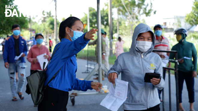 On the morning of October 5, beneficiaries went to designated sites to get vaccinated against COVID-19. Volunteers, police and military personnel have been deployed to vaccination sites to support the city’s vaccination drive.