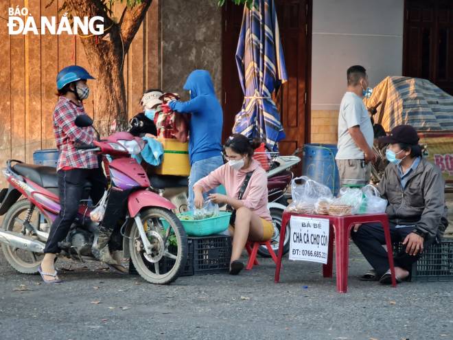 Some spontaneous selling areas are seen nearby the Hoa Cuong wholesale market