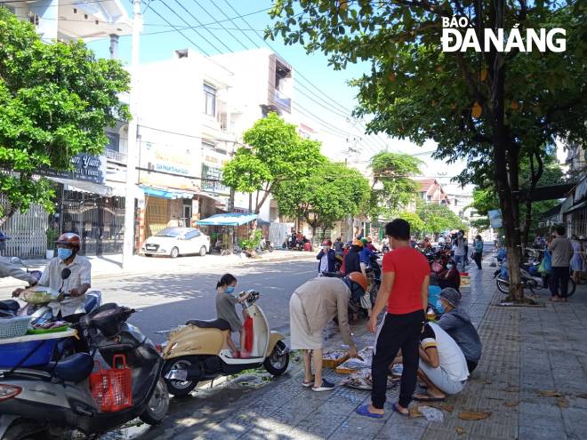 A spontaneous market nearby the Phu Loc Market is crowded with shoppers