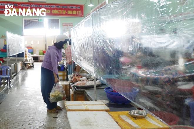 Since its recent reopening, the Dong Da market has seen few patrons.