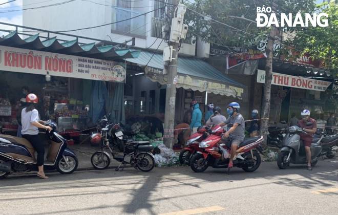 Residents freely shopping at a spontaneous market nearby the Hoa Cuong wholesale market