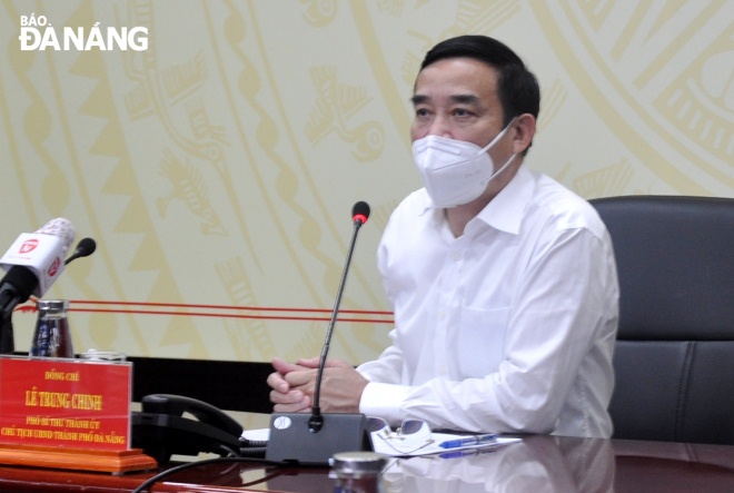 Chủ tịch UBND thành phố Lê Trung Chinh phát biểu chỉ đạo tại cuộc họp chiều 5-10. Ảnh: LÊ HÙNG