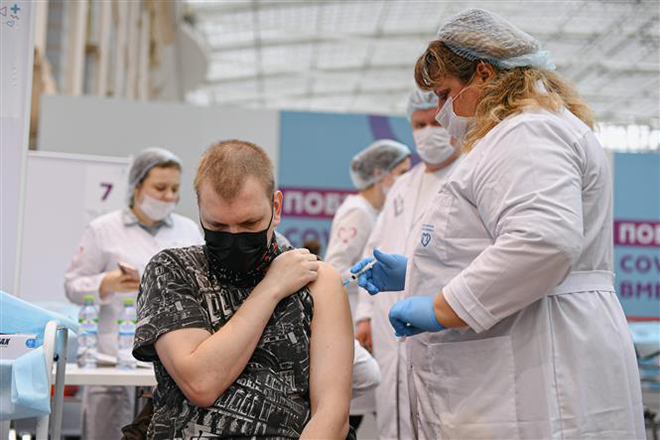  Nhân viên y tế tiêm vaccine ngừa Covid-19 cho người dân tại Moskva, Nga ngày 30-9-2021. Ảnh: THX/TTXVN