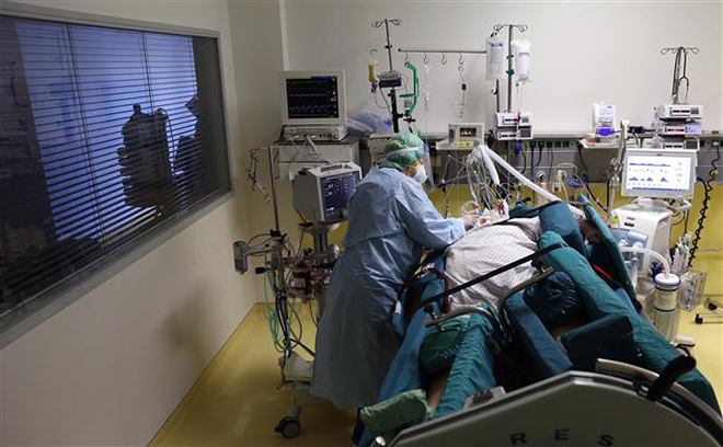  Điều trị cho bệnh nhân nhiễm Covid-19 tại bệnh viện ở Magdeburg, Đức. Ảnh: AFP/TTXVN