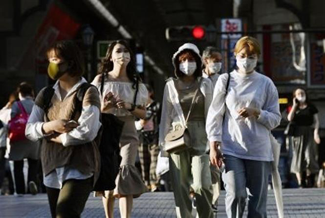  Người dân đeo khẩu trang phòng dịch Covid-19 tại Osaka, Nhật Bản ngày 9-9-2021. Ảnh: Kyodo/TTXVN