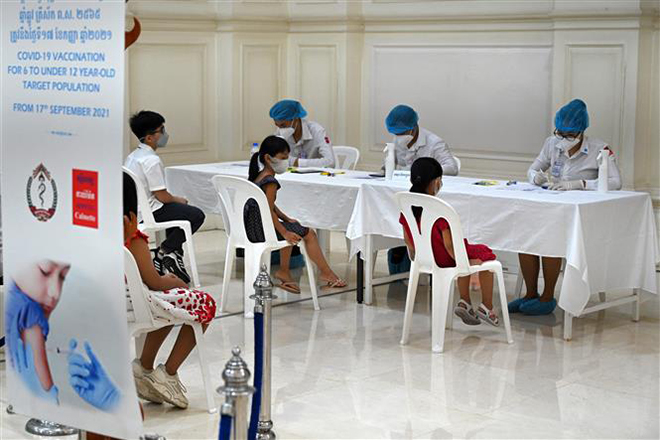  Một điểm tiêm chủng vaccine ngừa Covid-19 tại Phnom Penh, Campuchia. Ảnh: AFP/TTXVN