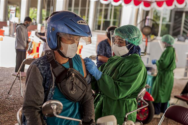  Nhân viên y tế tiêm vaccine ngừa Covid-19 cho người dân tại Yogyakarta, Indonesia. Ảnh: THX/TTXVN