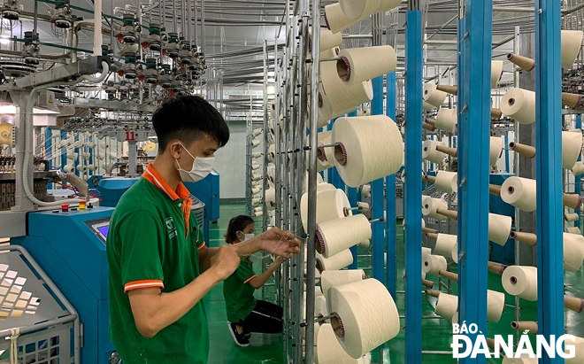 Hoạt động sản xuất tại Công ty CP Vinatex quốc tế - Chi nhánh Đà Nẵng (Khu Công nghiệp Hòa Khánh). Ảnh: PV