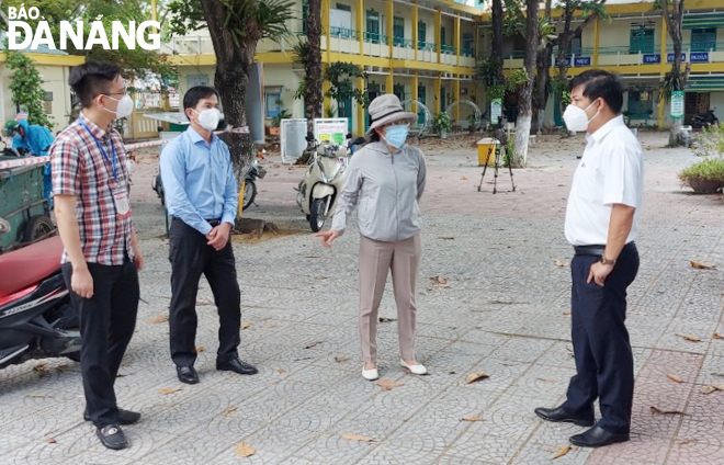 Phó Bí thư Thường trực Thành ủy Lương Nguyễn Minh Triết (bìa phải) kiểm tra điểm cung ứng lương thực, thực phẩm tại Trường THCS Lý Thường Kiệt, quận Hải Châu vào ngày 26-8-2021. Ảnh: Lê Quang Vũ