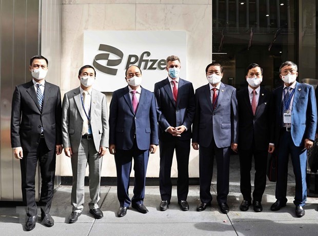 President Nguyen Xuan Phuc visited Pfizer, one of the world’s leading pharmaceutical and biotechnology corporations, on September 23 on the occasion of attending the high-level general debate of the 76th session of the United Nations General Assembly. (Photo: VNA)