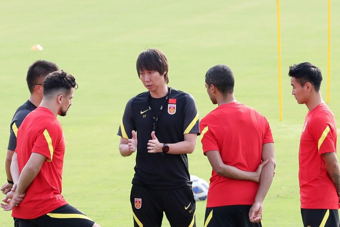 Huấn luyện viên Li Tie (áo đen) và các cầu thủ Trung Quốc đang chịu áp lực rất lớn trước trận đấu với đội tuyển Việt Nam vào ngày 8-10 tới. Ảnh: South China Morning Post