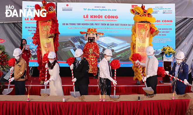 Da Nang People’s Committee Vice Chairman Tran Phuoc Son (3rd right) and some delegates attending the groundbreaking ceremony of the Fujikin-Danang Research and Development (R&D) Centre project