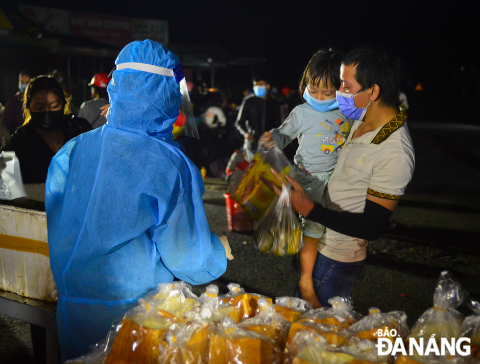 Milk, bread, ‘banh chung’ (square glutinous rice cakes) and drinking water are gathered by volunteers at a supply station set up at a rest stop on the top of Hai Van Pass