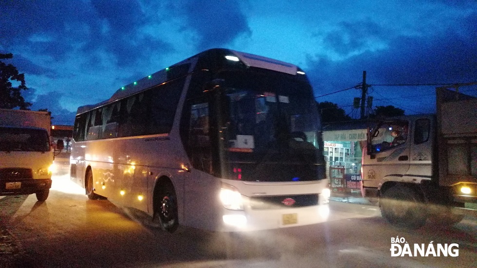 In the late afternoon of October 5, traffic police in Da Nang coordinated with relevant units to offer migrant workers returning from the south on foot a ride home by bus, then handing them over to Thua Thien Hue Province to continue supporting in the Lang Co Town. Previously, these people were also supported by the authorities of Quang Nam Province to travel by bus through the province.