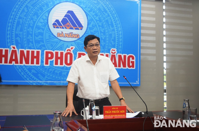 Phó Chủ tịch UBND thành phố Trần Phước Sơn báo cáo công tác triển khai ứng phó áp thấp nhiệt đới và mưa lớn với Ban Chỉ đạo Quốc gia về Phòng chống thiên tai. Ảnh: HOÀNG HIỆP