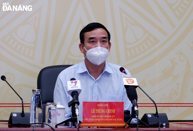 Chủ tịch UBND thành phố Lê Trung Chinh chủ trì cuộc họp Ban chỉ đạo phòngg, chống Covidd-19 chiều 6-10. Ảnhh: PHAN CHUNG