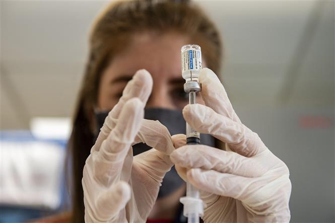 Nhân viên y tế chuẩn bị mũi tiêm vaccine ngừa COVID-19 của Hãng dược phẩm Johnson & Johnson tại trung tâm y tế ở Boston, Massachusetts (Mỹ). Ảnh: AFP/TTXVN
